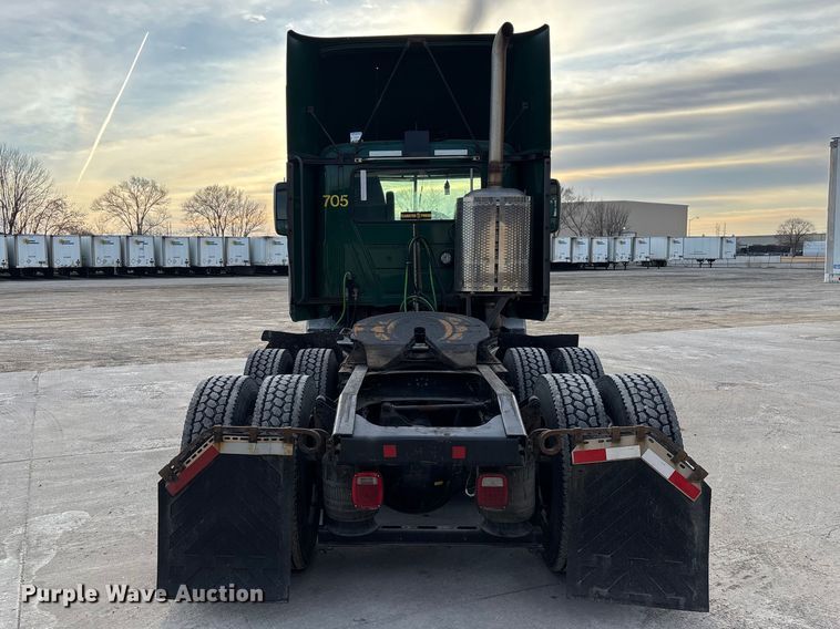 image for item FG1092 2016 Mack CXU613 semi truck