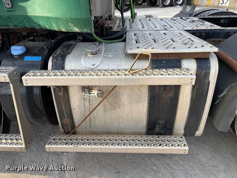 image for item FG1092 2016 Mack CXU613 semi truck