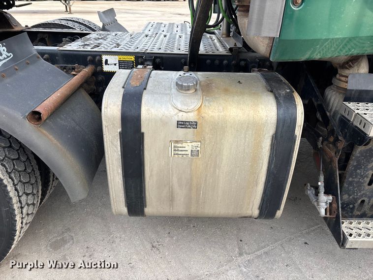 image for item FG1092 2016 Mack CXU613 semi truck