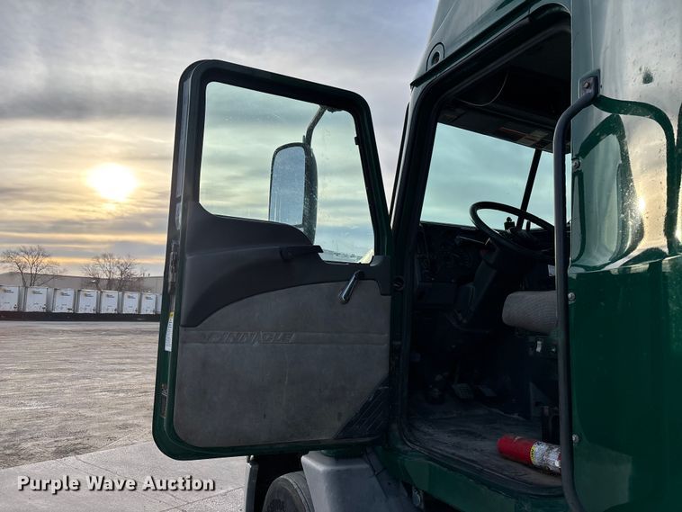 image for item FG1092 2016 Mack CXU613 semi truck