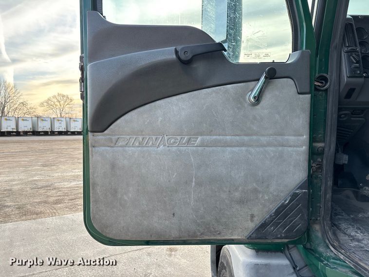 image for item FG1092 2016 Mack CXU613 semi truck