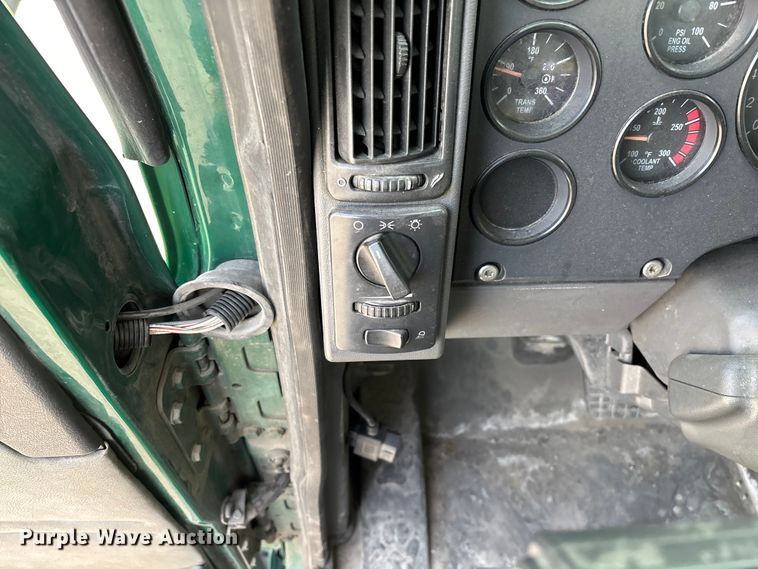 image for item FG1092 2016 Mack CXU613 semi truck