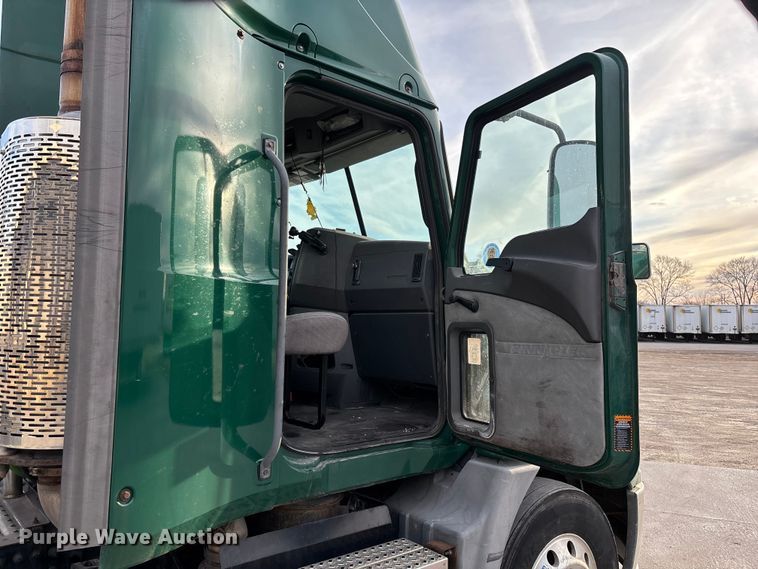 image for item FG1092 2016 Mack CXU613 semi truck