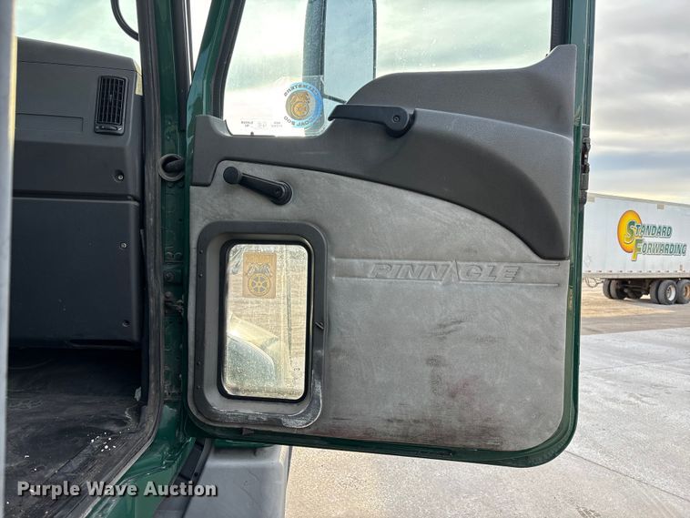 image for item FG1092 2016 Mack CXU613 semi truck