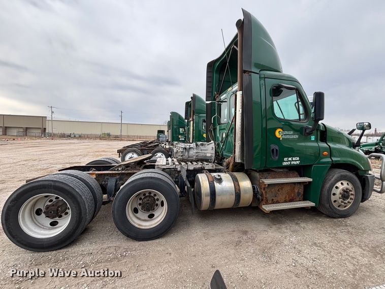 image for item FG1098 2017 Freightliner Cascadia 125 semi truck