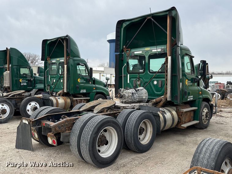 image for item FG1098 2017 Freightliner Cascadia 125 semi truck