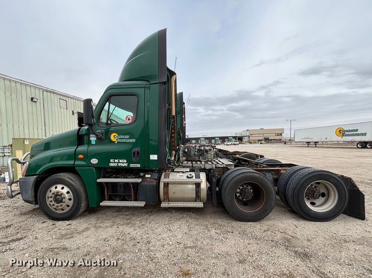 image for item FG1098 2017 Freightliner Cascadia 125 semi truck