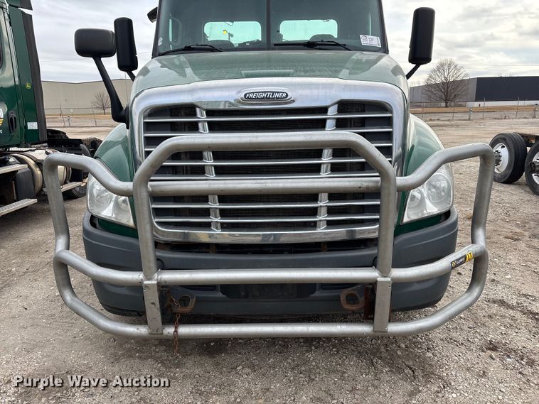 image for item FG1098 2017 Freightliner Cascadia 125 semi truck