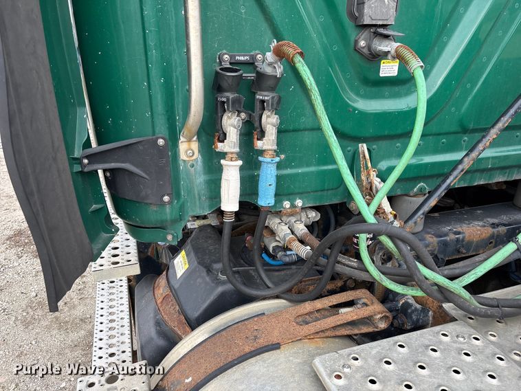 image for item FG1098 2017 Freightliner Cascadia 125 semi truck