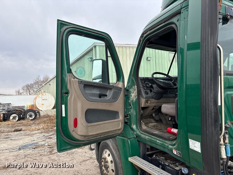 image for item FG1098 2017 Freightliner Cascadia 125 semi truck