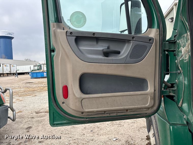 image for item FG1098 2017 Freightliner Cascadia 125 semi truck