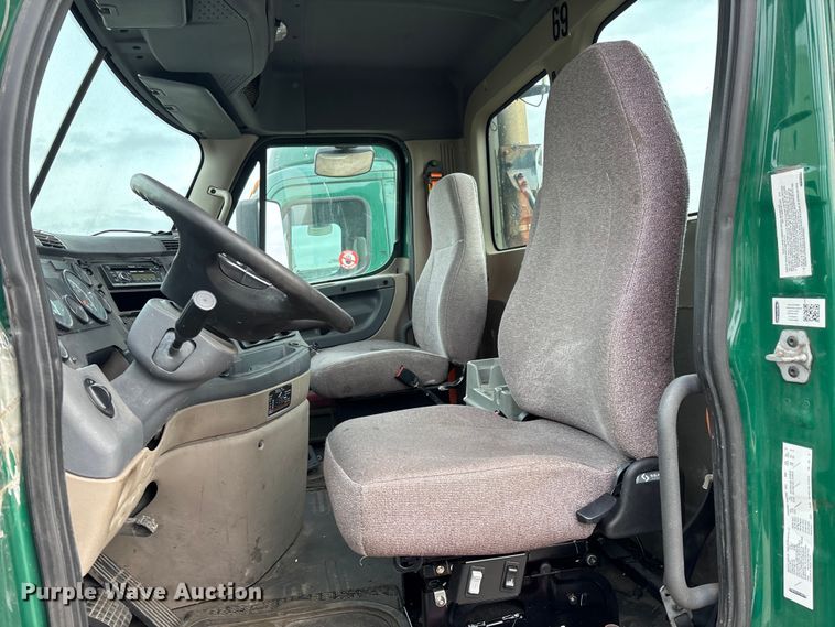 image for item FG1098 2017 Freightliner Cascadia 125 semi truck