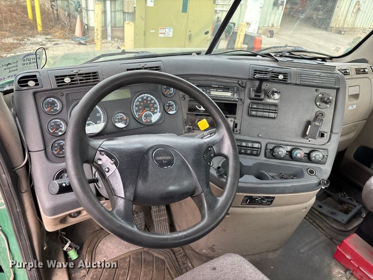 image for item FG1098 2017 Freightliner Cascadia 125 semi truck