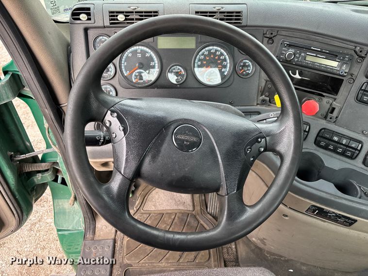 image for item FG1098 2017 Freightliner Cascadia 125 semi truck