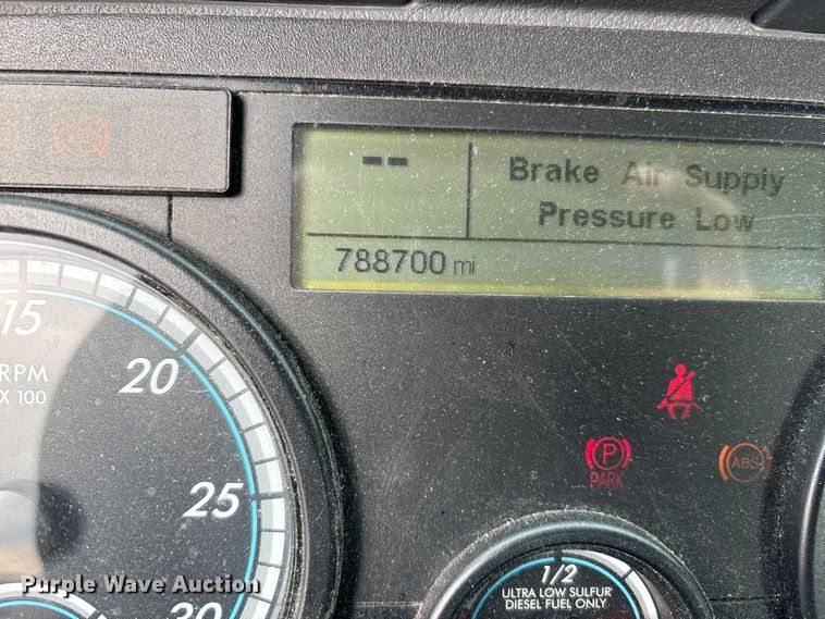 image for item FG1098 2017 Freightliner Cascadia 125 semi truck