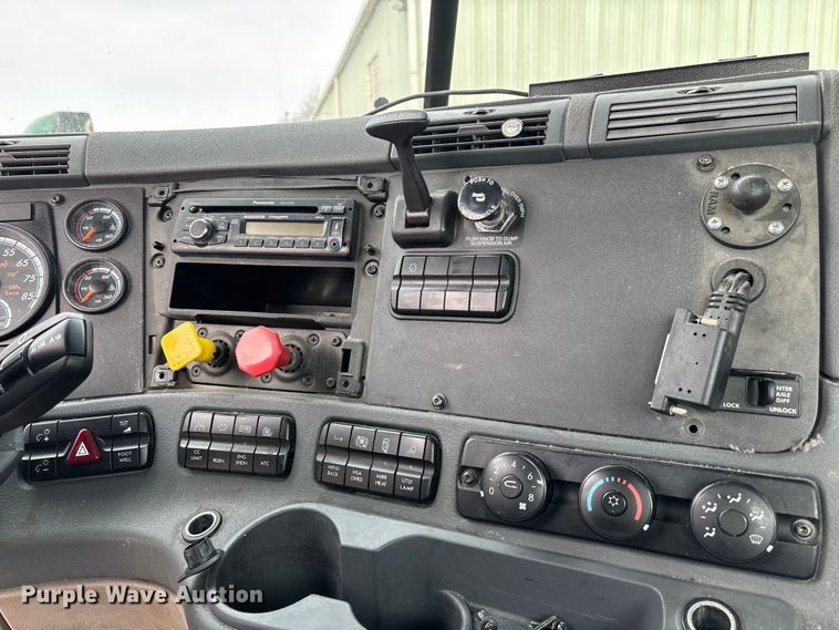 image for item FG1098 2017 Freightliner Cascadia 125 semi truck