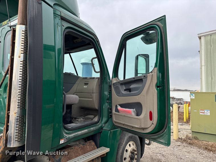 image for item FG1098 2017 Freightliner Cascadia 125 semi truck