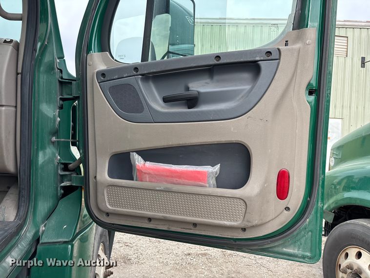 image for item FG1098 2017 Freightliner Cascadia 125 semi truck