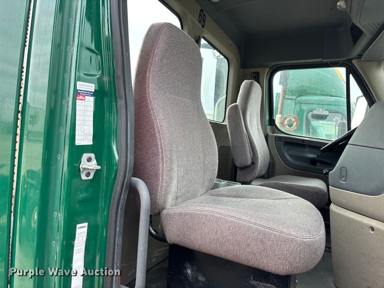 image for item FG1098 2017 Freightliner Cascadia 125 semi truck