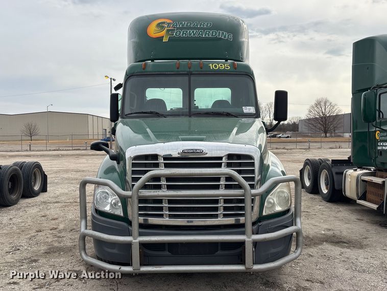 image for item FG1099 2017 Freightliner Cascadia 125 semi truck
