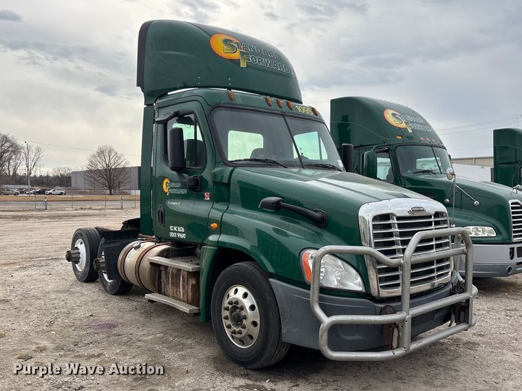 image for item FG1099 2017 Freightliner Cascadia 125 semi truck