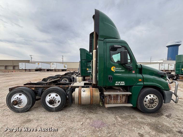 image for item FG1099 2017 Freightliner Cascadia 125 semi truck