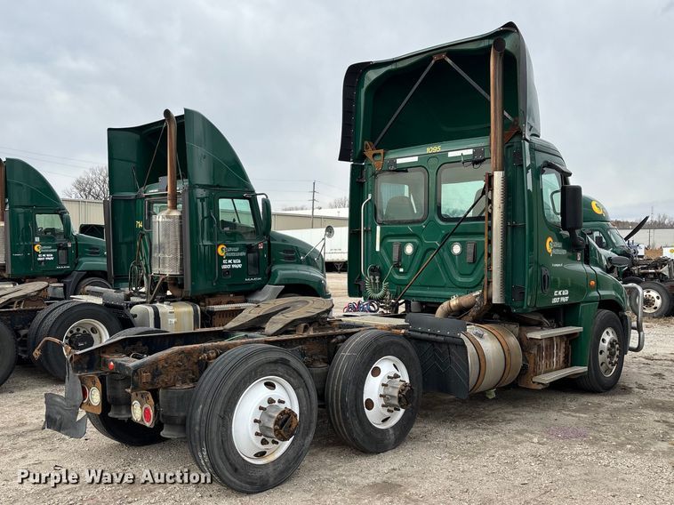 image for item FG1099 2017 Freightliner Cascadia 125 semi truck