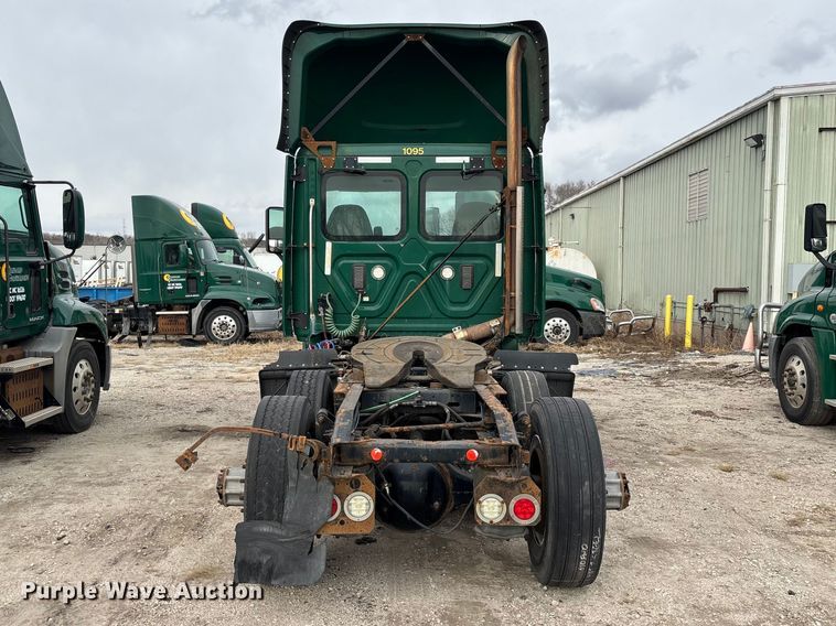 image for item FG1099 2017 Freightliner Cascadia 125 semi truck