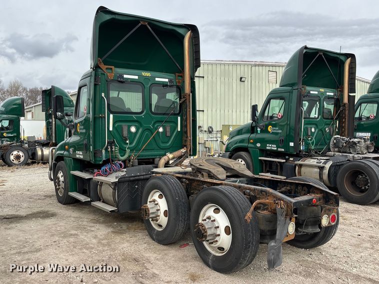 image for item FG1099 2017 Freightliner Cascadia 125 semi truck