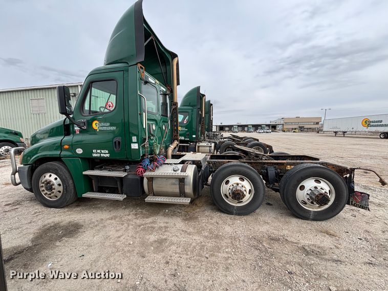 image for item FG1099 2017 Freightliner Cascadia 125 semi truck