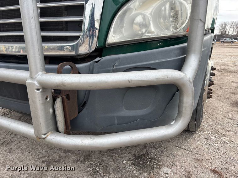 image for item FG1099 2017 Freightliner Cascadia 125 semi truck