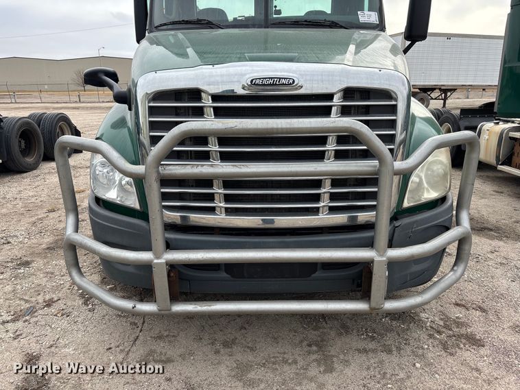 image for item FG1099 2017 Freightliner Cascadia 125 semi truck