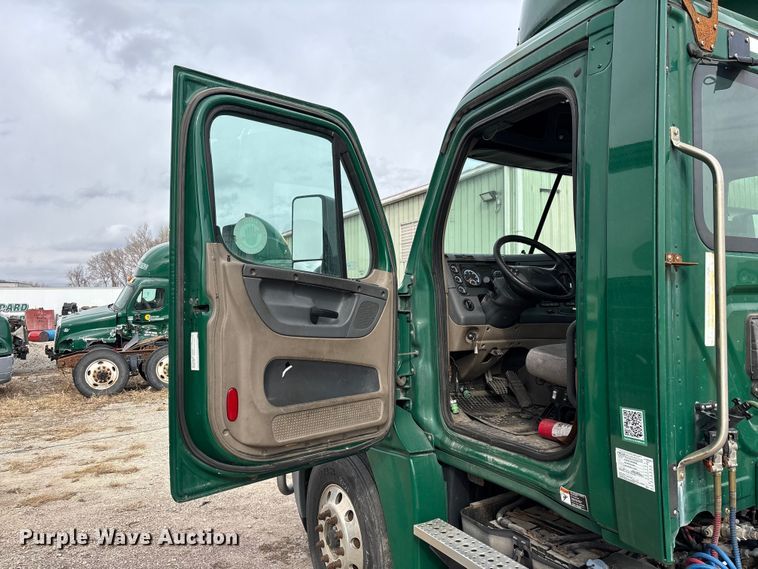 image for item FG1099 2017 Freightliner Cascadia 125 semi truck