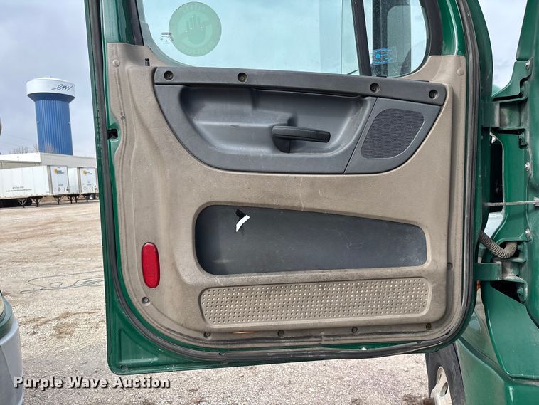 image for item FG1099 2017 Freightliner Cascadia 125 semi truck