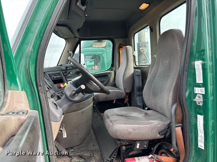 image for item FG1099 2017 Freightliner Cascadia 125 semi truck