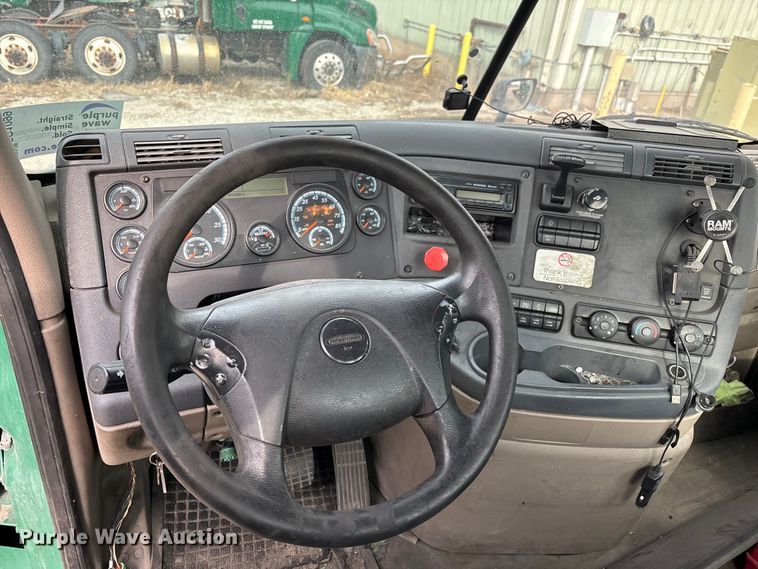 image for item FG1099 2017 Freightliner Cascadia 125 semi truck