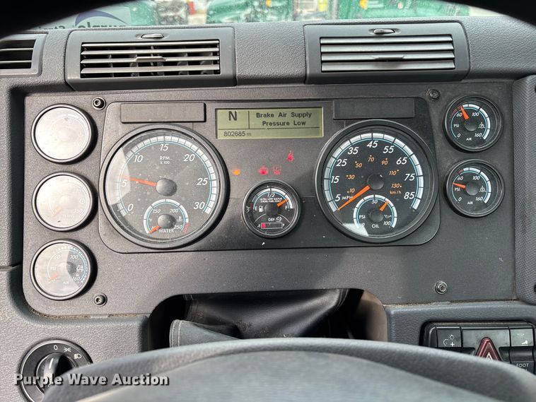 image for item FG1099 2017 Freightliner Cascadia 125 semi truck