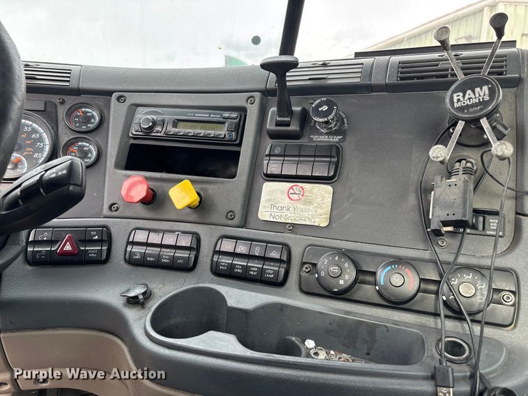 image for item FG1099 2017 Freightliner Cascadia 125 semi truck