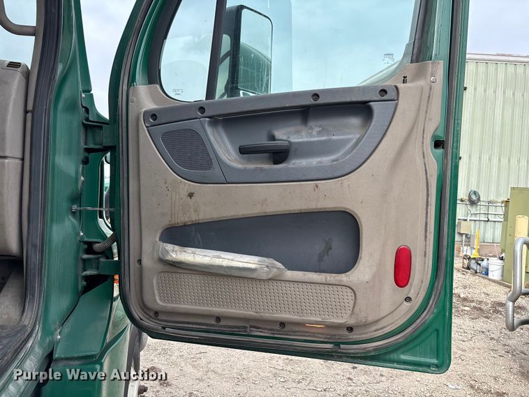 image for item FG1099 2017 Freightliner Cascadia 125 semi truck