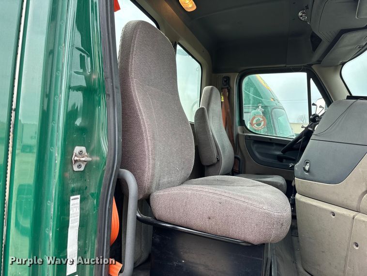 image for item FG1099 2017 Freightliner Cascadia 125 semi truck