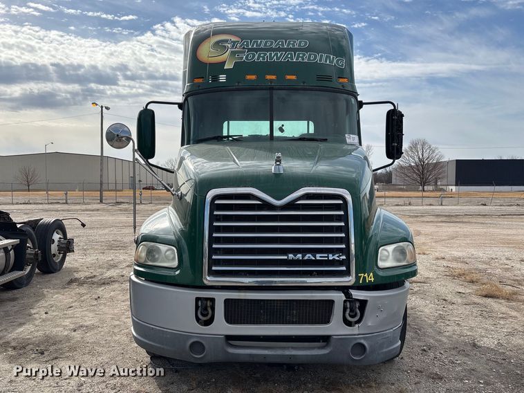 image for item FG1100 2016 Mack CXU613 semi truck