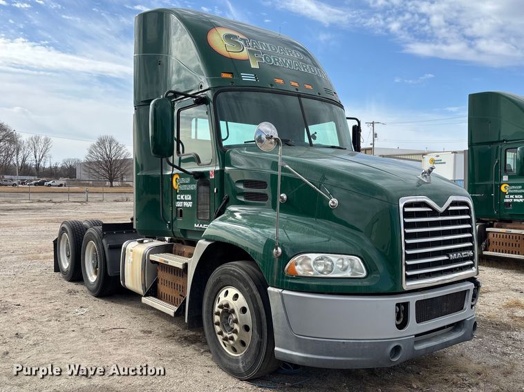 image for item FG1100 2016 Mack CXU613 semi truck