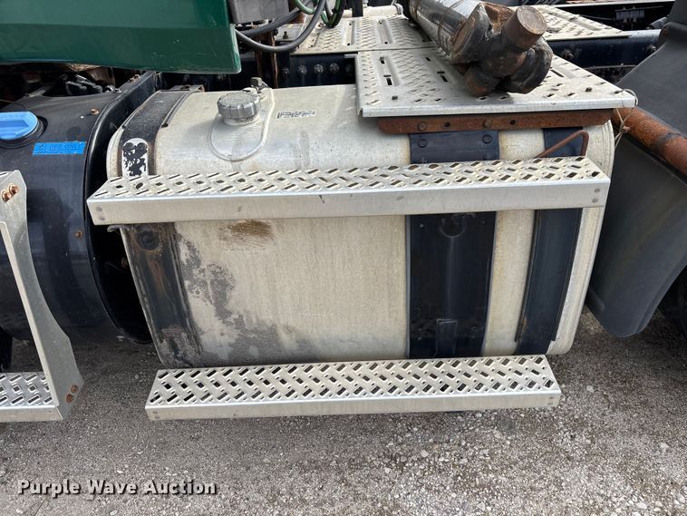 image for item FG1100 2016 Mack CXU613 semi truck