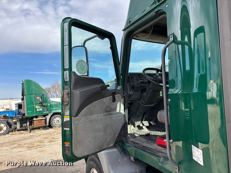 image for item FG1100 2016 Mack CXU613 semi truck