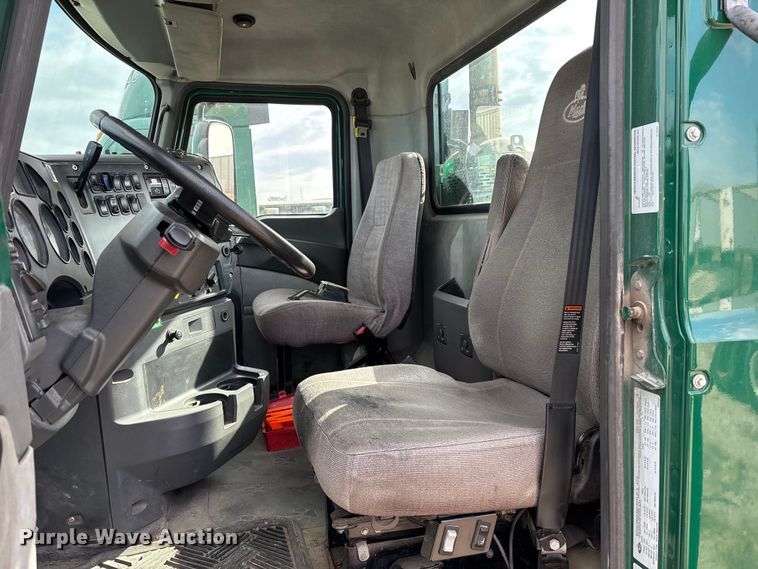 image for item FG1100 2016 Mack CXU613 semi truck