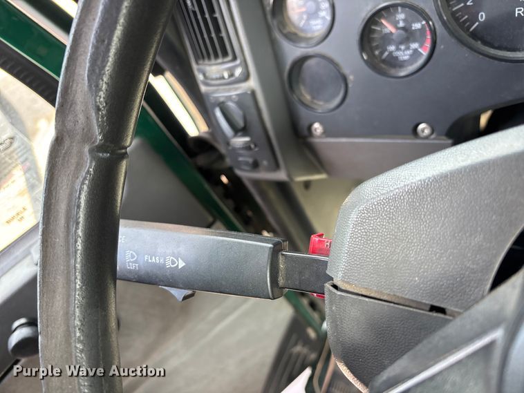 image for item FG1100 2016 Mack CXU613 semi truck