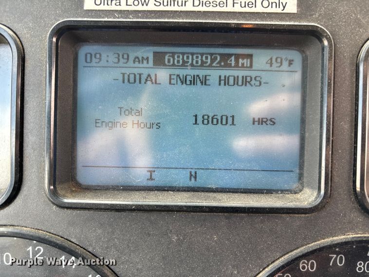 image for item FG1100 2016 Mack CXU613 semi truck