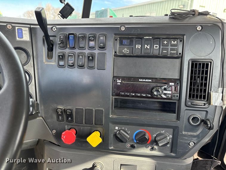 image for item FG1100 2016 Mack CXU613 semi truck