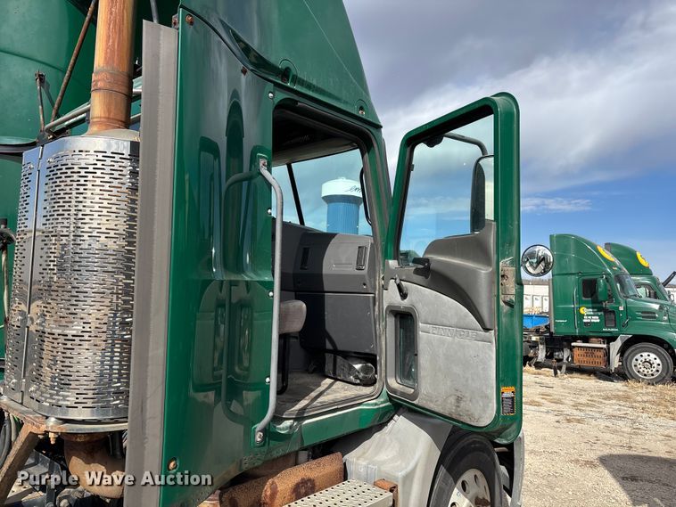 image for item FG1100 2016 Mack CXU613 semi truck