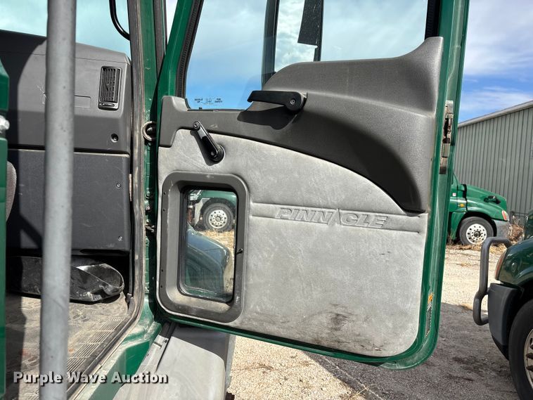 image for item FG1100 2016 Mack CXU613 semi truck